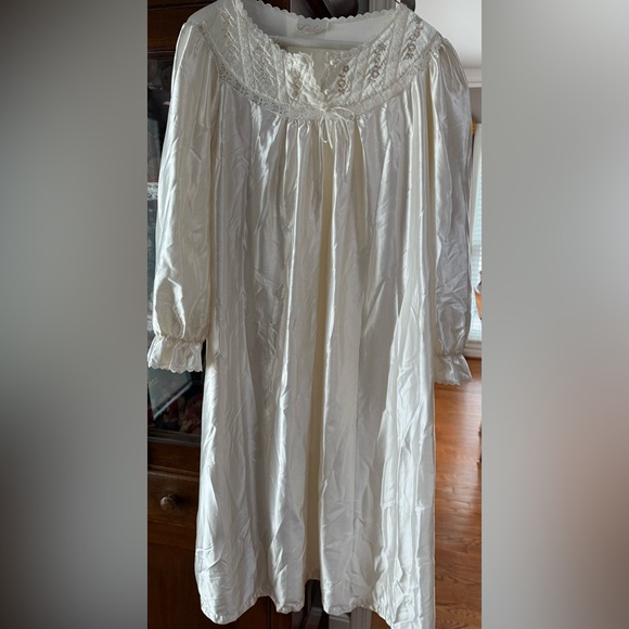 Vintage CACHET  Long Tan Nightgown Nightie Lingerie W/ Lace & Emb Flowers Sz L - Picture 2 of 2